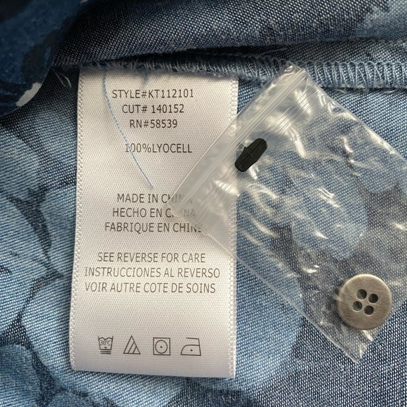 NWT Kut from the Kloth Women’s Navy & Light Blue Floral Button up Shirt Size S - Picture 3 of 8